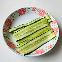 #夏日鲜味轻享健康#盐渍青瓜虾仁滑蛋饭的做法图解2