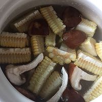 香菇玉米排骨汤的做法图解7
