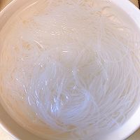 家宴必备、上桌秒光光-蒜蓉粉丝蒸虾！#给年味整点鲜的#的做法图解1