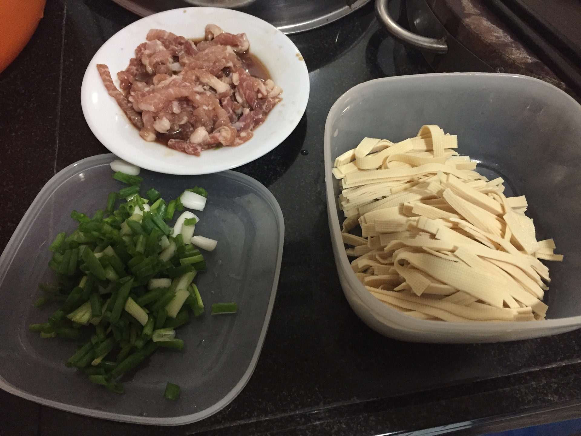 肉丝豆腐皮的做法图解3