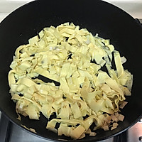 养肥老公的36道菜:07韭菜炒干豆腐的做法图解6