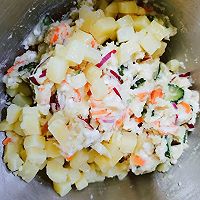 #一起土豆沙拉吧#土豆，胡萝卜，黄瓜，洋葱鸡蛋沙拉的做法图解10