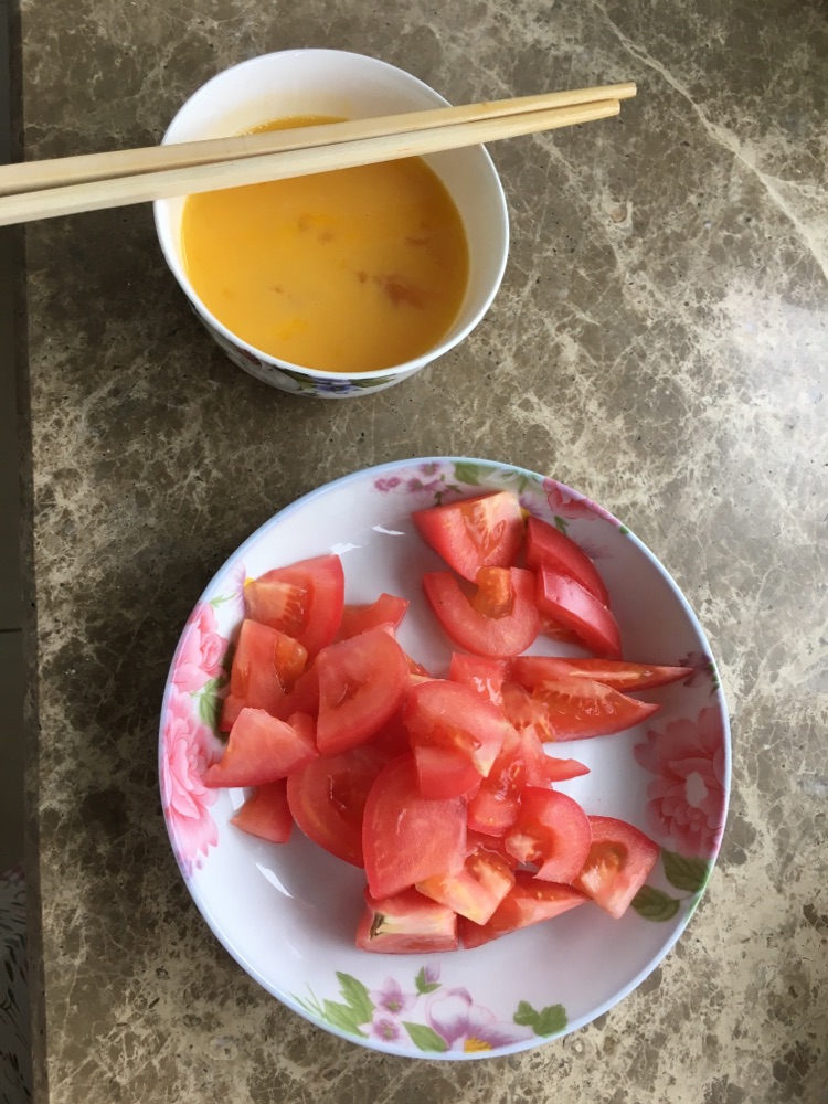 西红柿炒鸡蛋的做法图解1