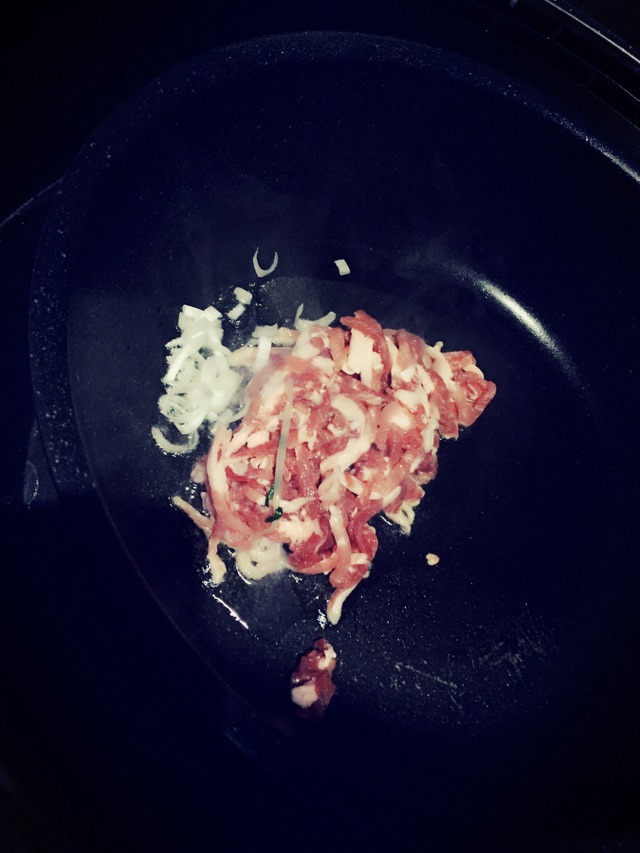 甜面酱肉丝的做法图解3