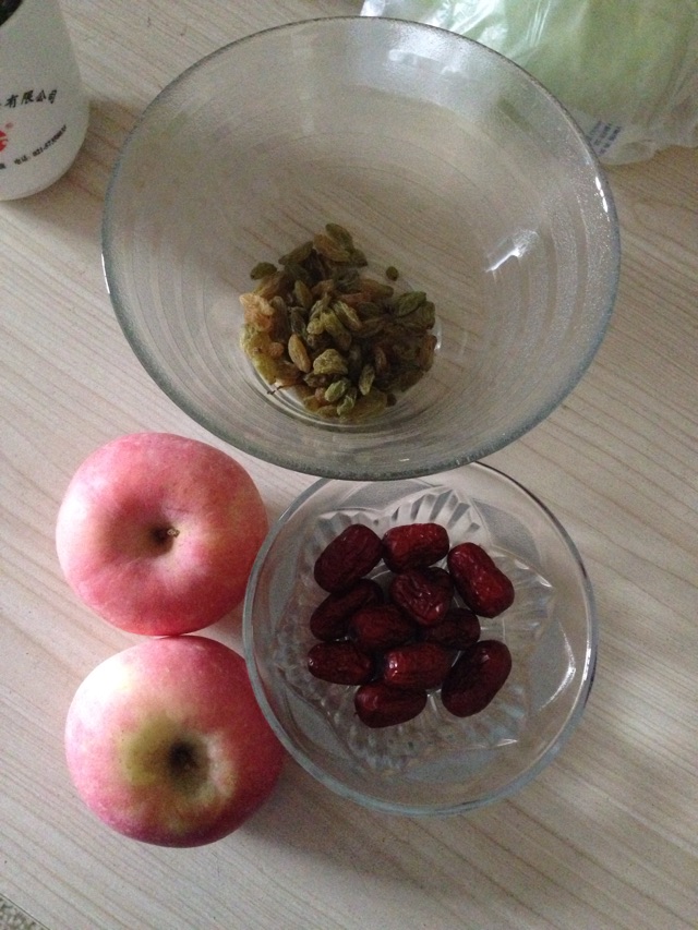 苹果红枣葡萄干甜粥的做法图解1