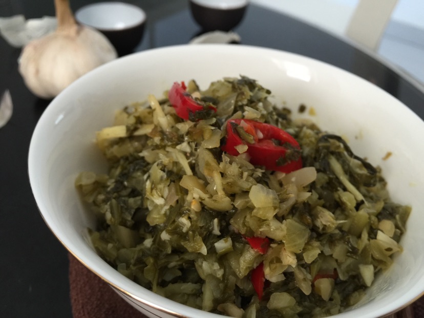 辣味腊肠煮酸辣菜面条汤的做法图解2
