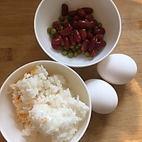 蛋包红豆青豆米饭的做法图解1