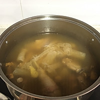 竹荪姬松茸炖鸡汤的做法图解3