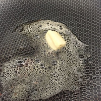 奶油蘑菇焗烤蛋盅——超简单美味又小资的西餐的做法图解2
