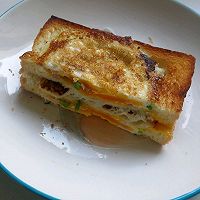 快手早餐～鸡蛋火腿煎三明治的做法图解7