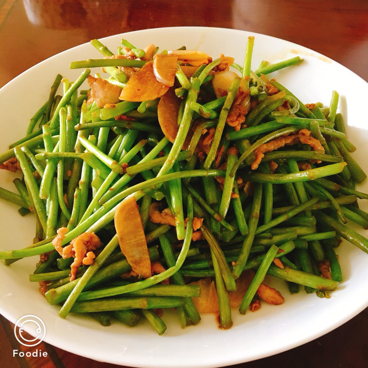 藜蒿炒肉的做法