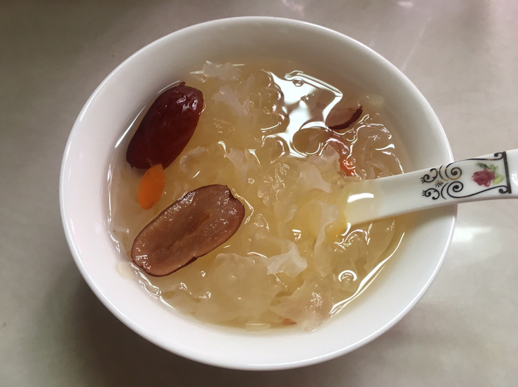 莲子百合银耳雪梨糖水的做法