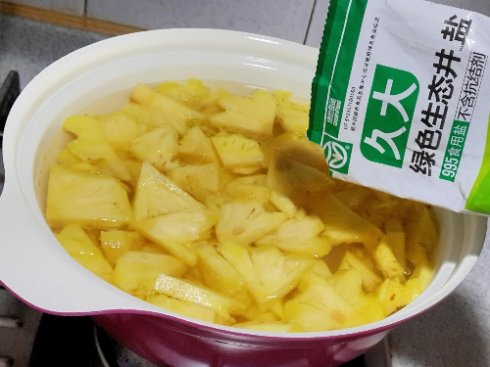 冰糖菠萝饮的做法图解3