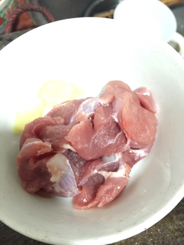 核桃炖瘦肉的做法图解2