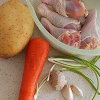 胡萝卜土豆炖鸡块的做法图解1