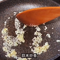 #巨下饭的家常菜#火腿青椒土豆片，简单又下饭的做法图解2