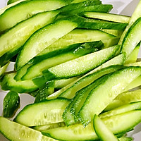 黄瓜炒鸡蛋的做法图解1