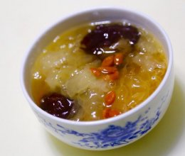 【银耳红枣枸杞养颜甜汤】的做法