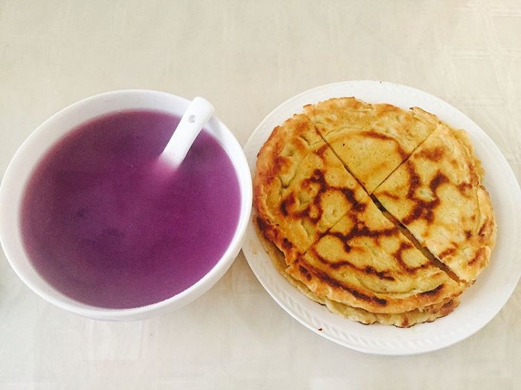 鸡蛋葱油饼的做法