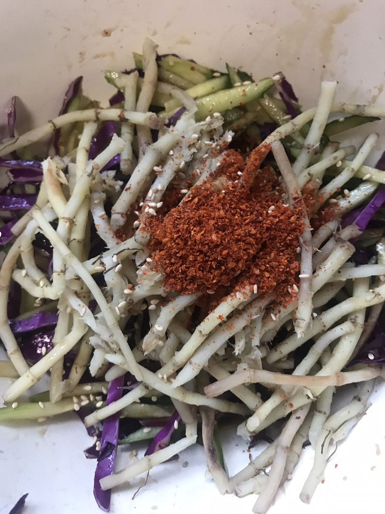 凉拌（鱼腥草）折耳根大拌菜的做法