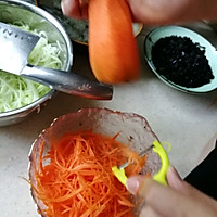 角瓜鸡蛋胡萝卜木耳馅儿饺子的做法图解3
