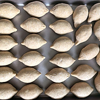 #打工人的健康餐#板栗形全麦碱水面包的做法图解4