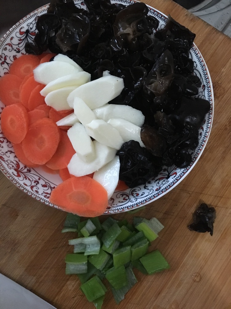 木耳炒山药的做法图解1