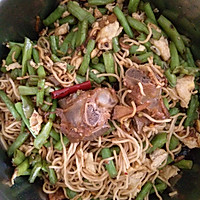 豆角鸡蛋炒面的做法图解1