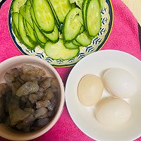 黄瓜鸡蛋虾仁的做法图解1
