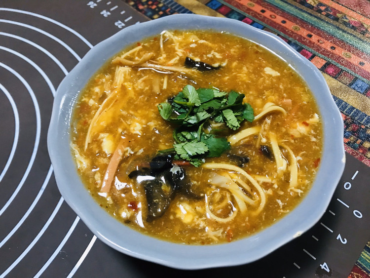 这碗敬业的“酸辣鸡蛋汤”，特别的酸辣鲜香的做法