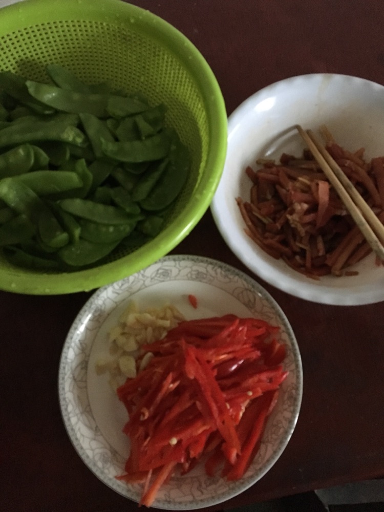 荷兰豆红椒炒肉丝的做法图解1