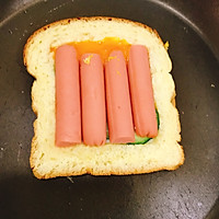 一片吐司也能做出美味三明治：太阳蛋青瓜火腿三明治的做法图解4