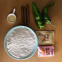 #馅儿料美食，哪种最好吃#青椒火腿饼的做法图解1
