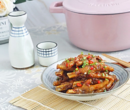 辣酱鸡爪（铸铁锅版）的做法