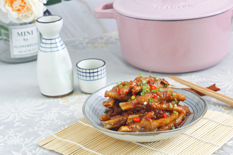 辣酱鸡爪（铸铁锅版）的做法