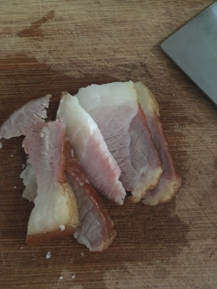 荷兰豆炒腊肉的做法图解1