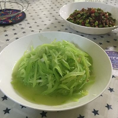 绿油油莴笋丝