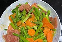 小白也能做的快手菜-芦笋胡萝卜炒培根的做法