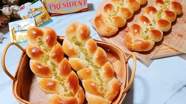 #自由创意面包#香葱黄油辫子面包的做法