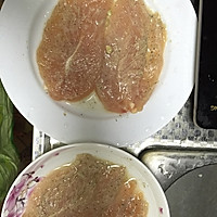 唯减肥和美食不可辜负-柠檬煎鸡胸肉的做法图解3