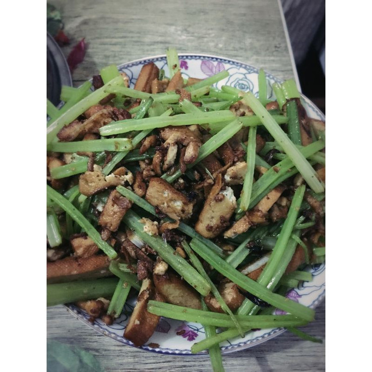 豆干炒芹菜的做法