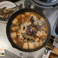 西数传家菜：鲫鱼红烧肉的做法图解4
