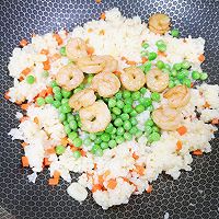 #金龙鱼橄榄油调和油520美食菜谱#豌豆虾仁炒饭的做法图解12