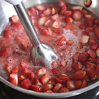 #做道懒人菜，轻松享假期#家庭版自制草莓酱的做法图解2