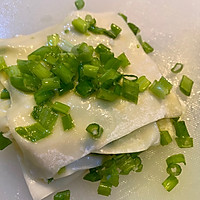 馄炖皮葱油饼的做法图解2