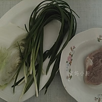 大白菜肉丝炒韭菜的做法图解1
