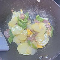 #感恩节为TA做顿饭#香腊劲爽，薯韵悠长~~~腊肉炒土豆片的做法图解5