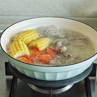 鲜甜养生的胡萝卜排骨玉米汤的做法图解4