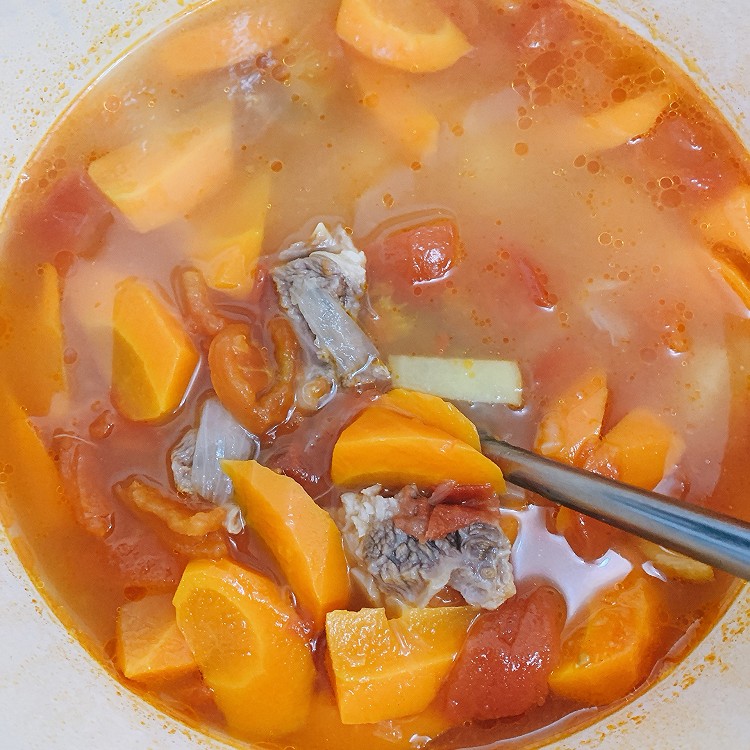 番茄胡萝卜土豆牛腩汤的做法