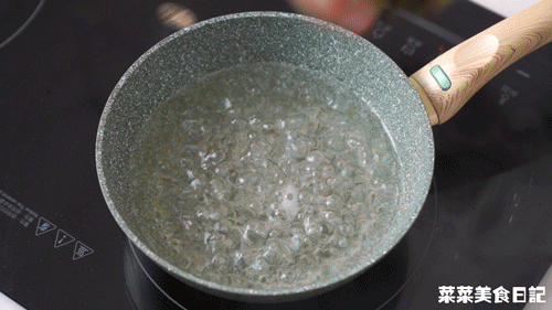 香椿芽油泼蚕豆｜有滋有味的做法图解3